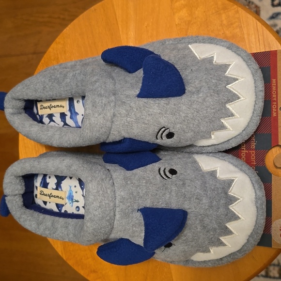DEARFOAMS BRAND BOYS GRAY AND BLUE SHARK SLIPPERS SIZE 4/5 - Picture 2 of 14